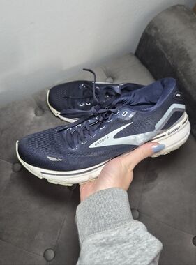 Brooks Ghost Women’s Running Shoes 9 Navy and White